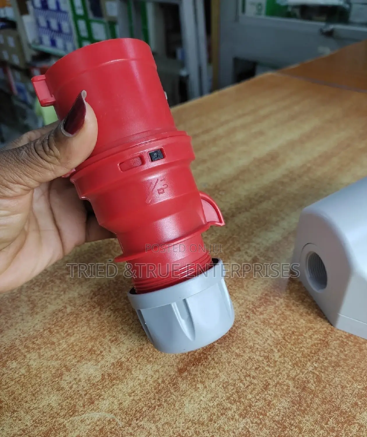 32 Amps 4pin Industrial Sockets