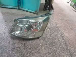 Noah 2008 Headlight Xenon