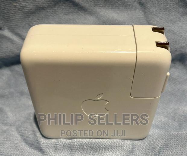 Apple 61W USB-C Power Adapter A1718 - main view