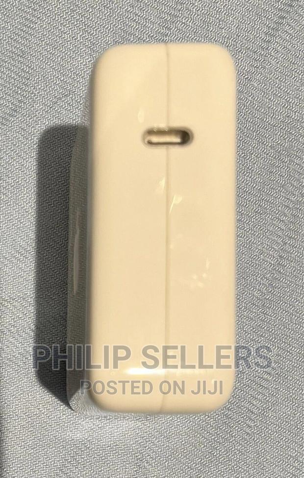 Apple 61W USB-C Power Adapter A1718 - thumbnail 6