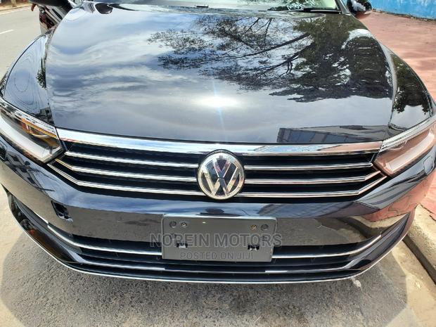 Volkswagen Passat 2017 Gray - thumbnail 2