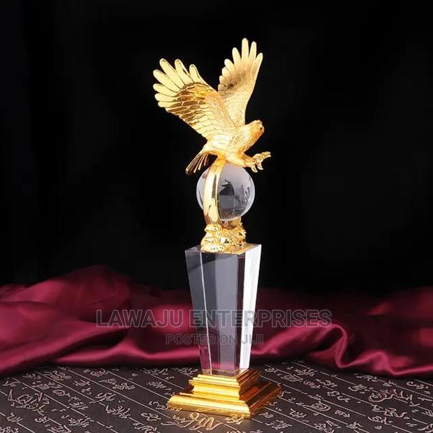 Eagle Sculpture Crystal Base Trophy Shaped Home/Office Decor - main view