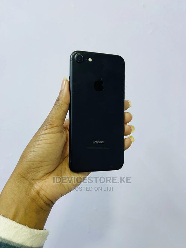 Apple iPhone 7 128 GB Black - main view