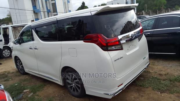 Toyota Alphard 2017 Off White - thumbnail 8