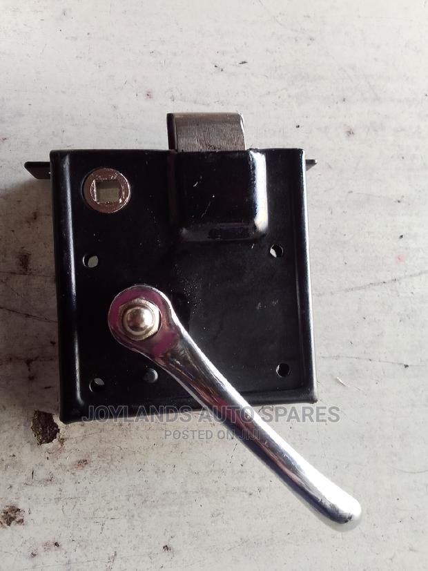 Isuzu NPR Door Lock. - main view