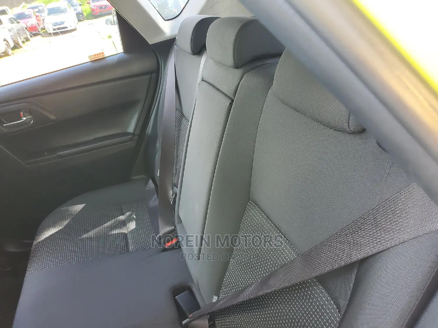 Toyota Auris 2016 Yellow