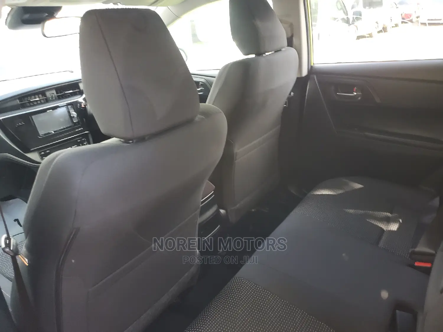 Toyota Auris 2016 Yellow