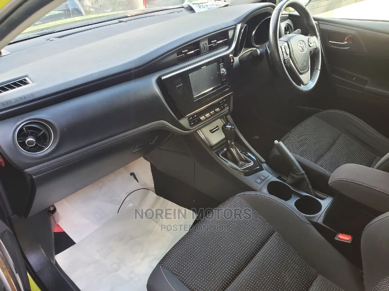 Toyota Auris 2016 Yellow