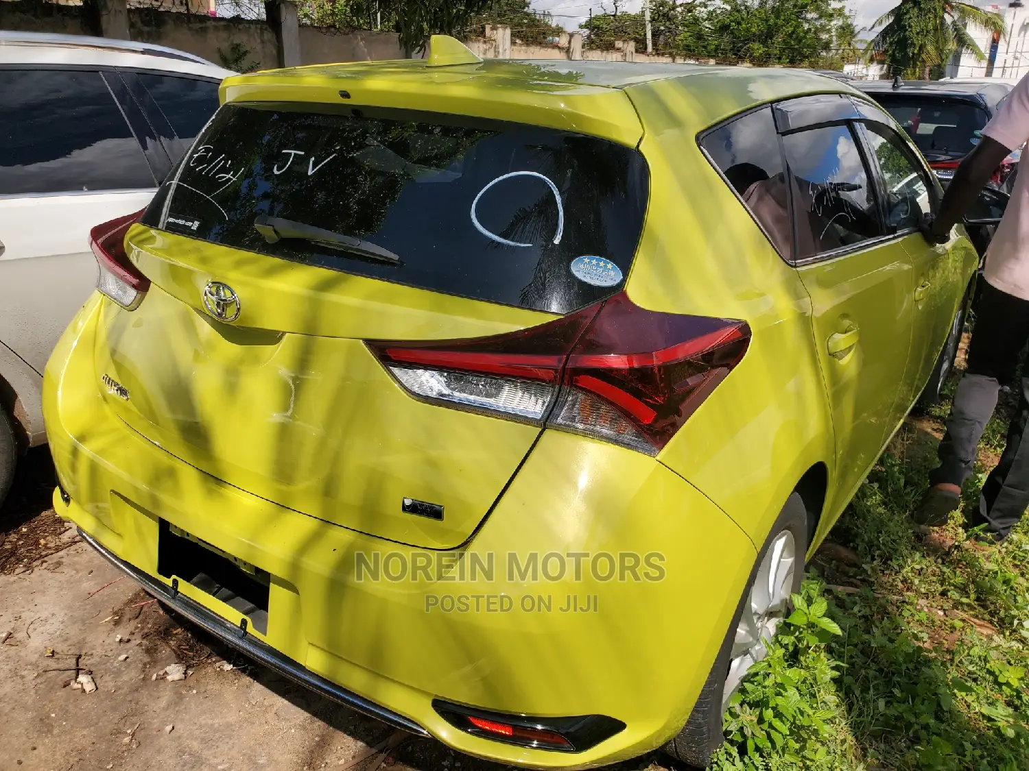 Toyota Auris 2016 Yellow