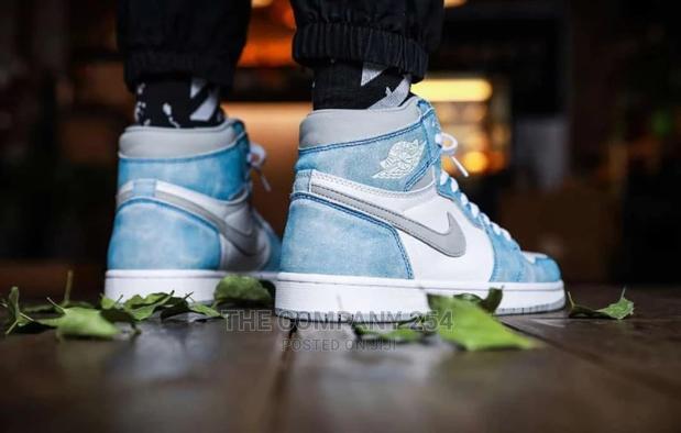 Top Quality Original Jordan 1 Hyper Royal - main view