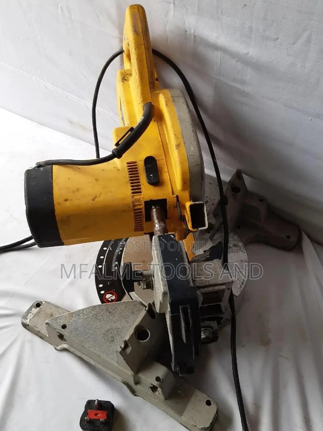 Mitre Saw -dewalt Multipurpose Sliding 1200w 216mm 240 Ex-uk
