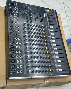 MACKIE SMX-1200 Professional Mixer (12-Channel)