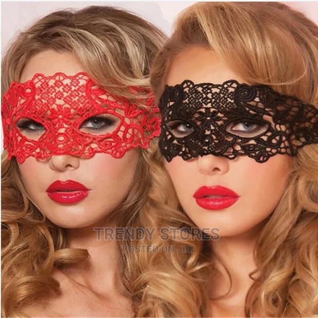 Hollow Lace Masquerade Face Mask - thumbnail 3