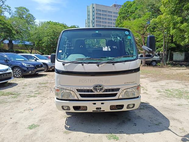 Toyota Dyna 2015 White - main view
