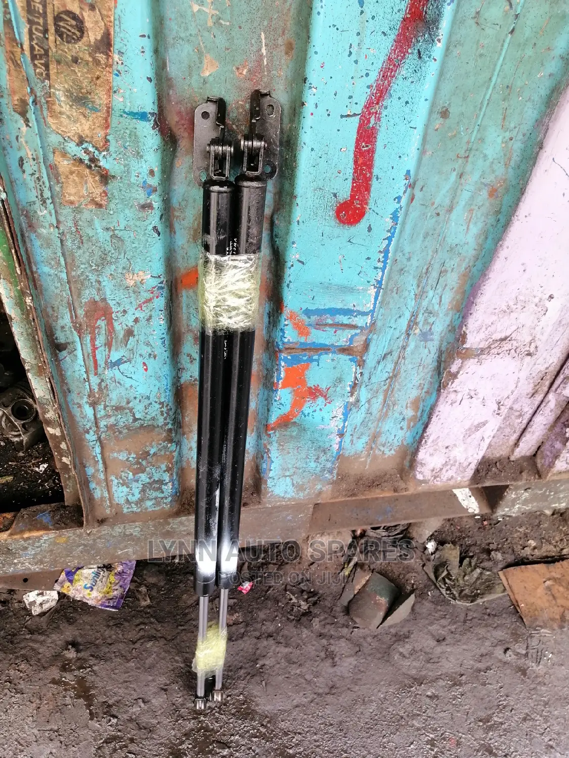 Nissan Caravan Bootshocks