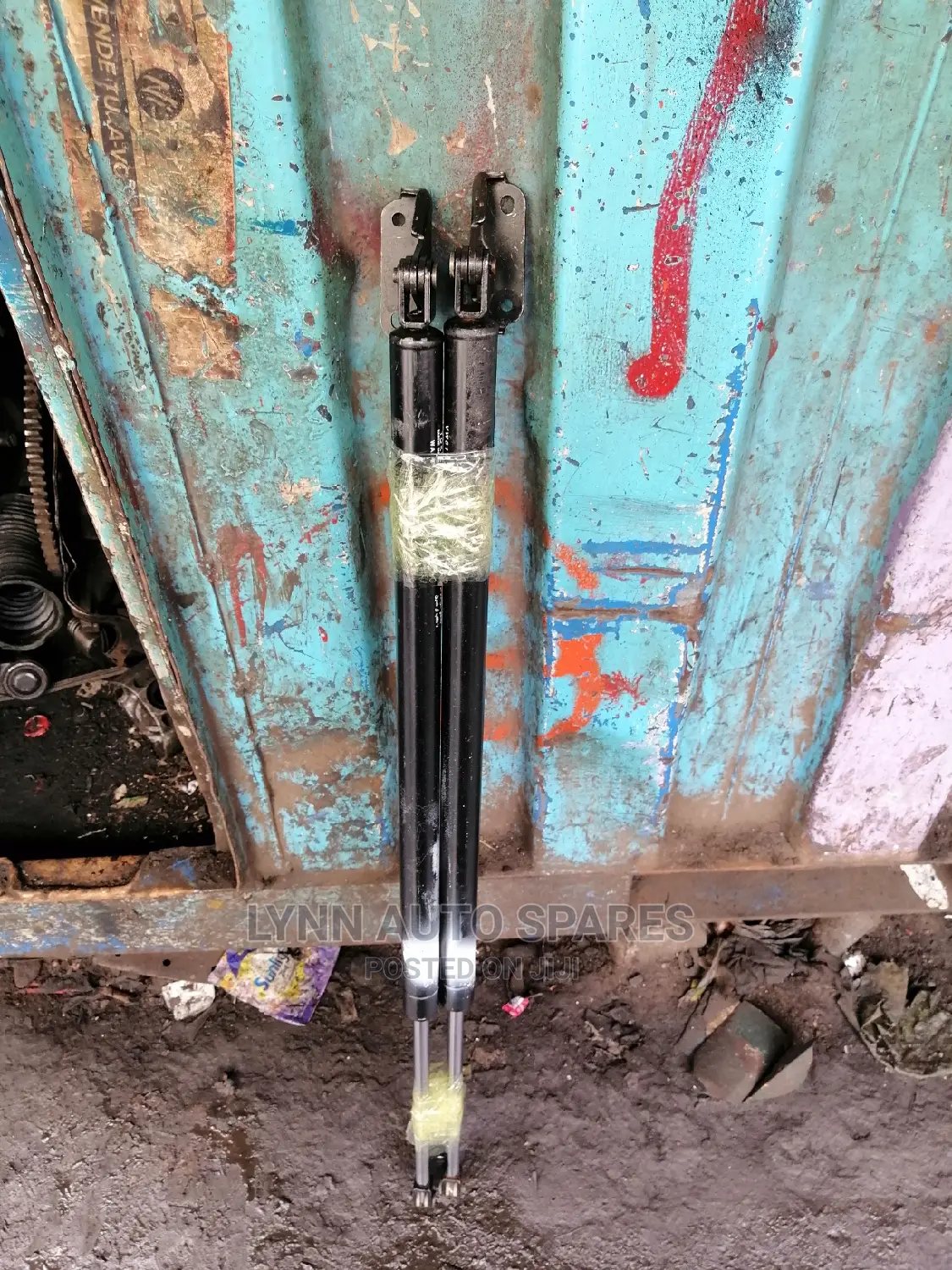 Nissan Caravan Bootshocks