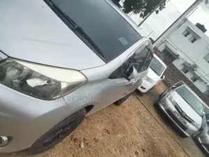 Toyota Vitz 2013 Silver