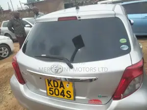 Toyota Vitz 2013 Silver