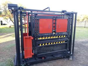 Squeeze Chute for Livestock Handling. - thumbnail 2