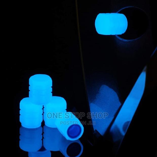 8pcs Reflective Blue Tire Nozzle Caps