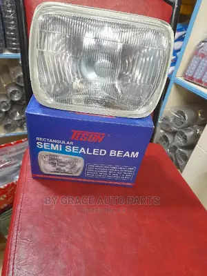Hilux Yn 55/Yn85//Pickup Headlamp/ Headlight.