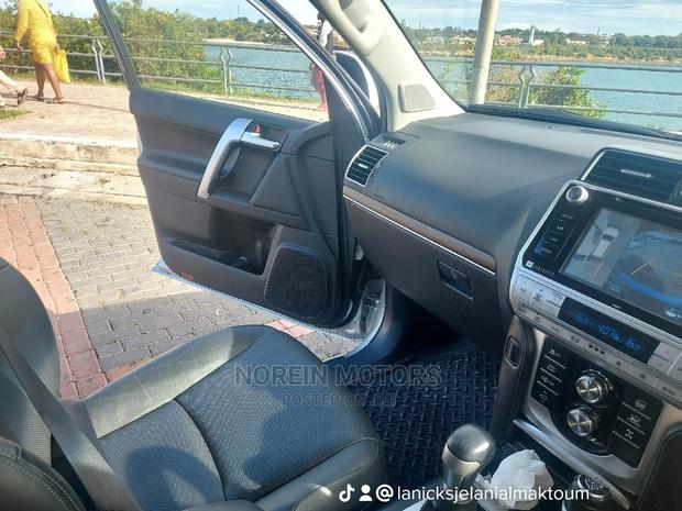 Toyota Land Cruiser Prado 2020 Silver - thumbnail 9