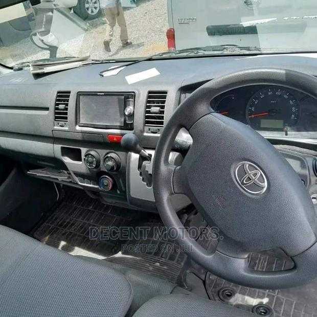 Toyota Quantum 2017 White - thumbnail 3