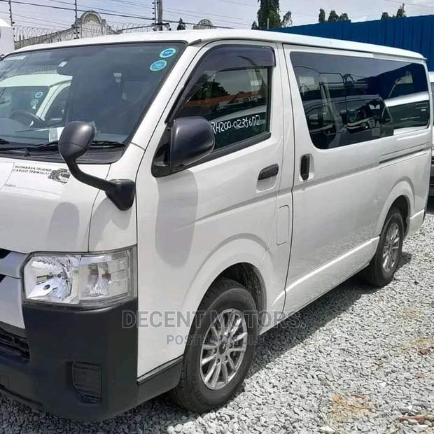Toyota Quantum 2017 White - thumbnail 2