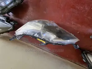 Toyota Spade Right Xenon Headlight Assembly