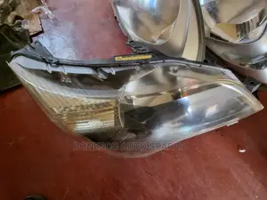 Toyota Spade Right Xenon Headlight Assembly