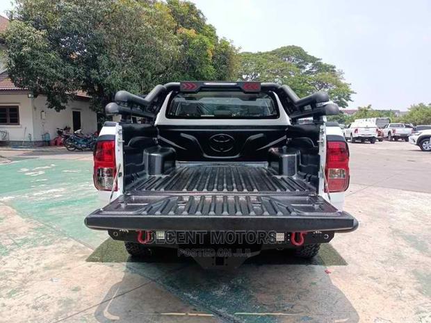 Toyota Hilux 2016 White - thumbnail 11