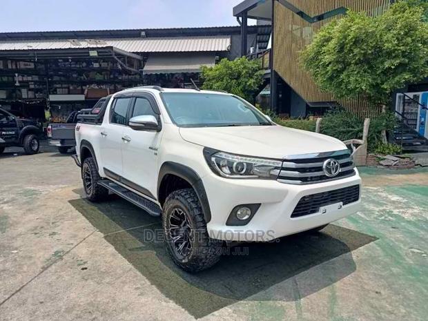 Toyota Hilux 2016 White - thumbnail 2