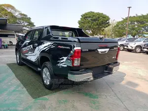 Toyota Hilux 2016 Black