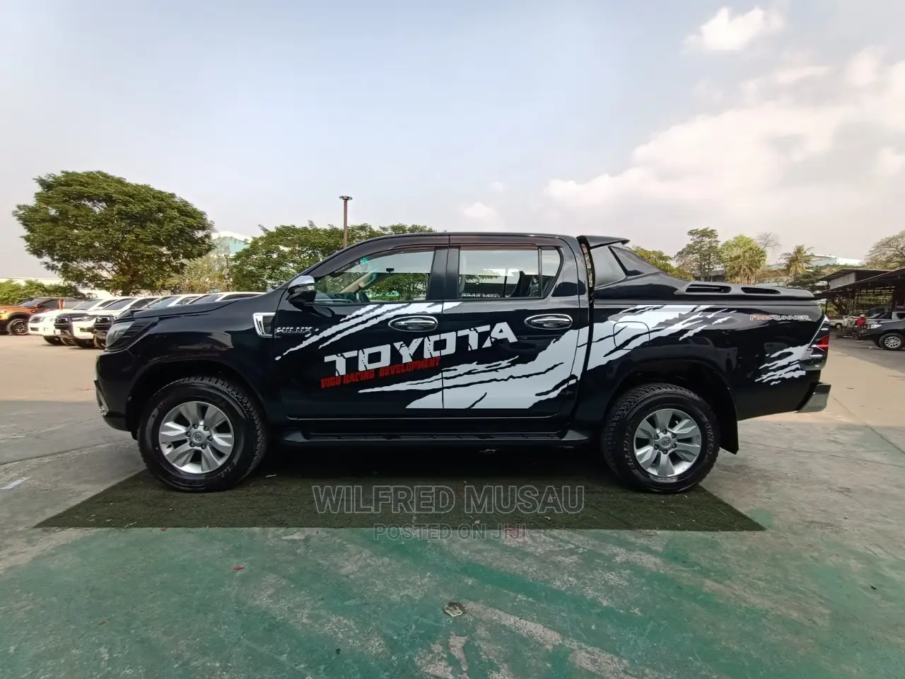 Toyota Hilux 2016 Black