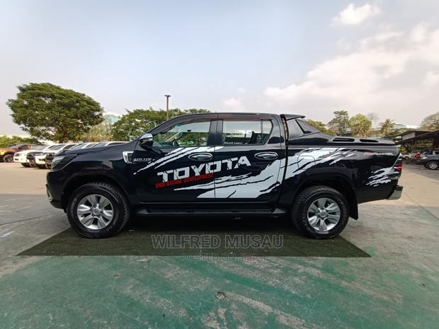 Toyota Hilux 2016 Black - thumbnail 5
