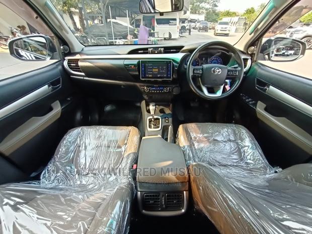 Toyota Hilux 2016 Black - thumbnail 9