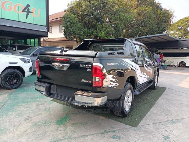 Toyota Hilux 2016 Black - thumbnail 12