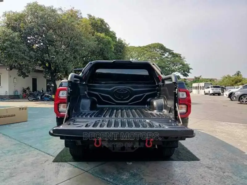 Toyota Hilux 2016 Black