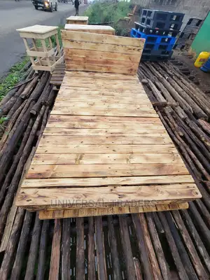 Flat Surface 4*6 Pallet Bed With Good Height + Headboard