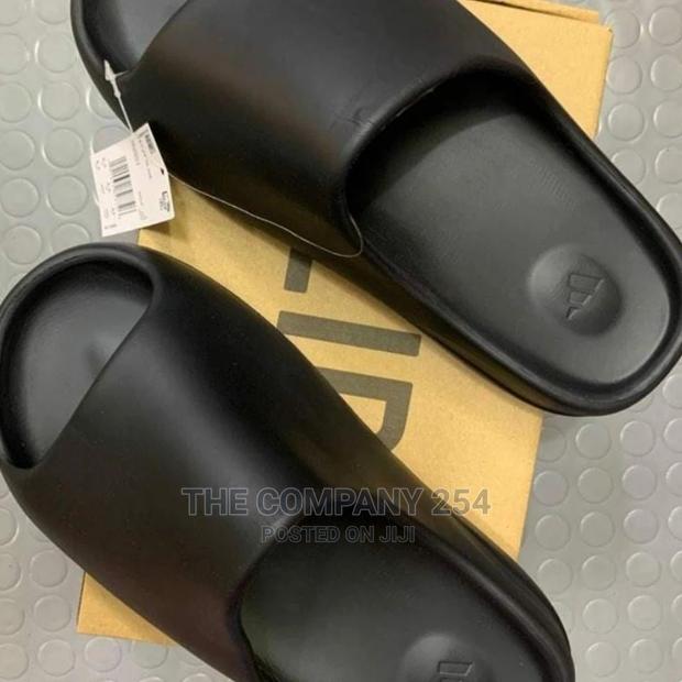 *Yeezy Slides* Size:40-45 - thumbnail 2
