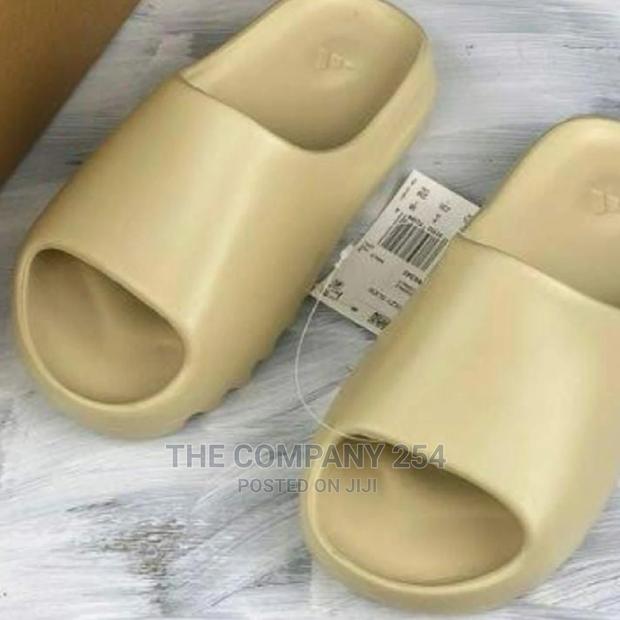 *Yeezy Slides* Size:40-45 - thumbnail 3