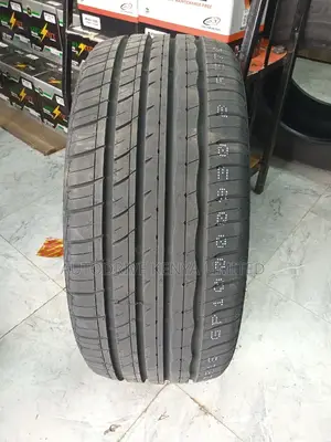 255/45r18 Roadx Tyre