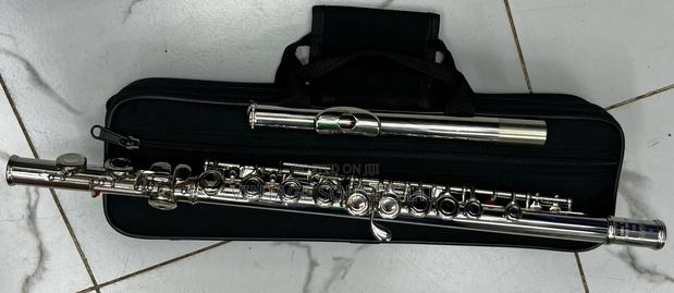 Yamaha Closed Hole C Flute With Case.