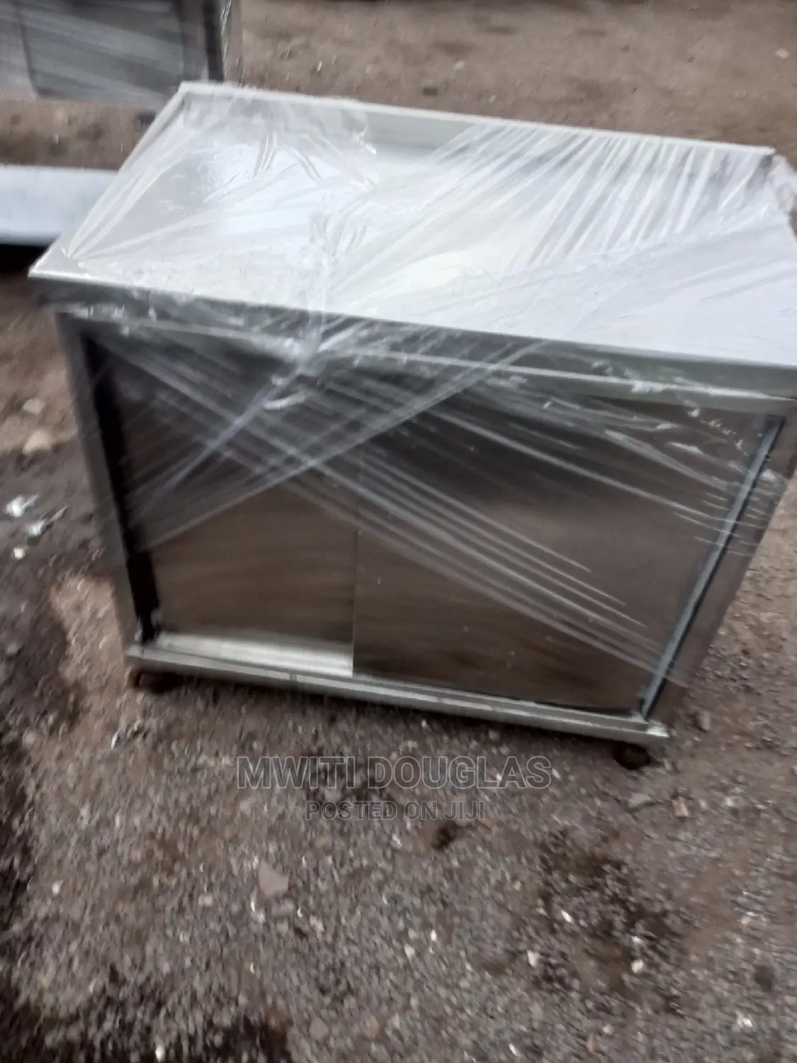 CLOSE CABINET Working Table