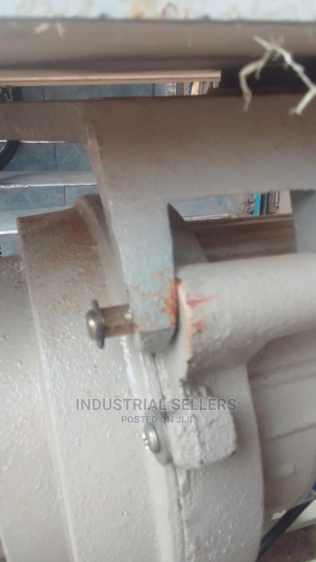 Multifunctional Singer 20u Sewing Machine - thumbnail 2