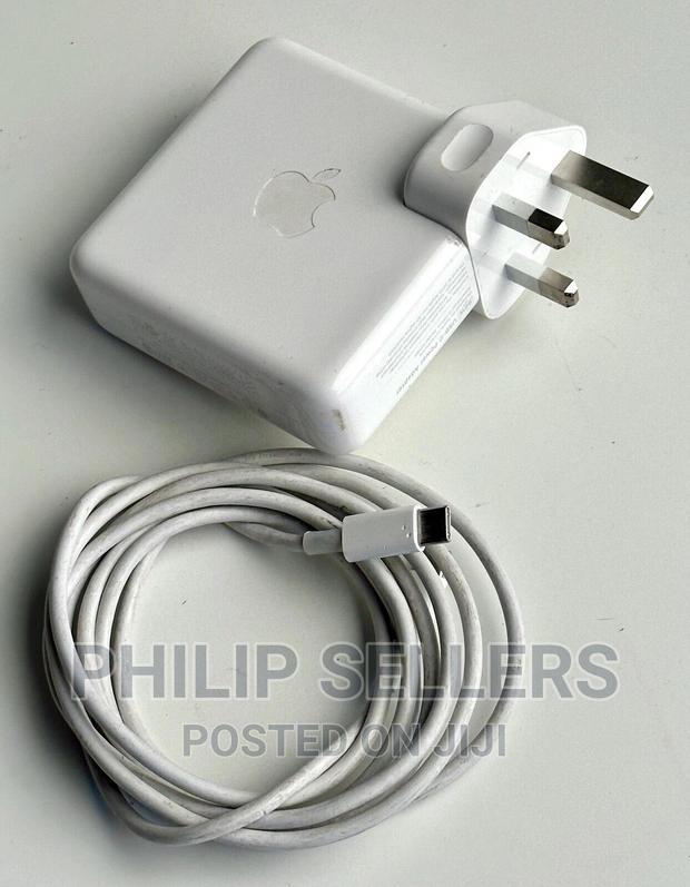 Apple 61W USB-C Power Adapter - main view