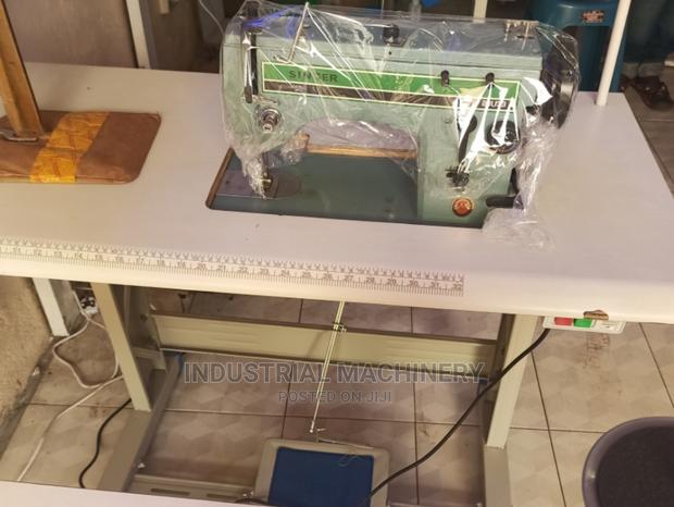 20u Singer Sewing Machine - main view