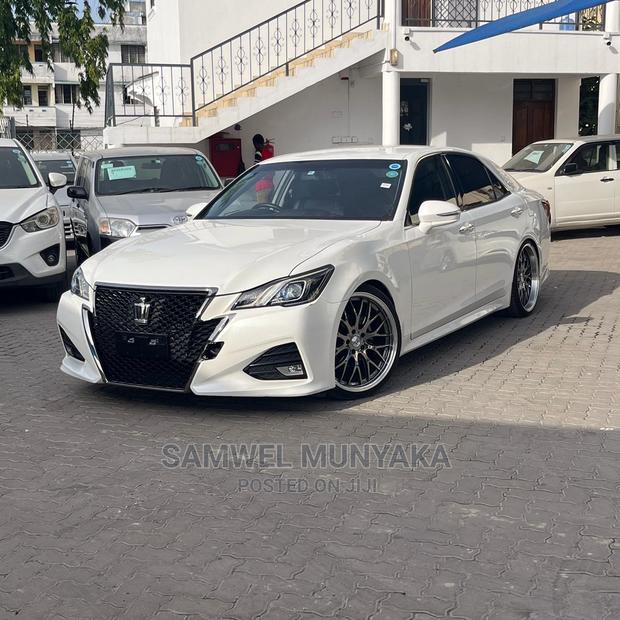 Toyota Crown 2016 White - main view