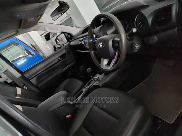 Toyota Hilux 2016 Gray - thumbnail 4