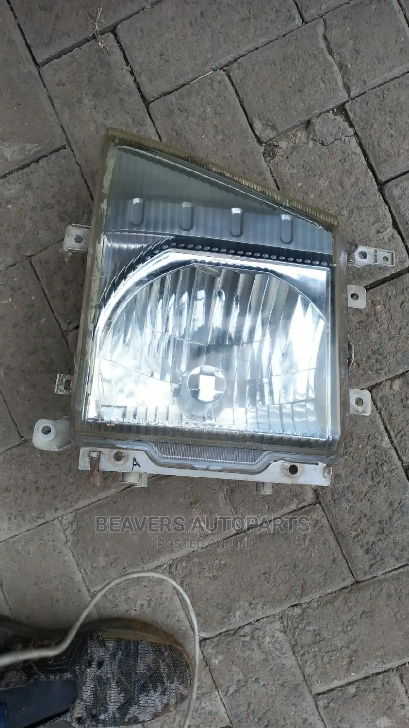Isuzu ELF 2015 Headlight